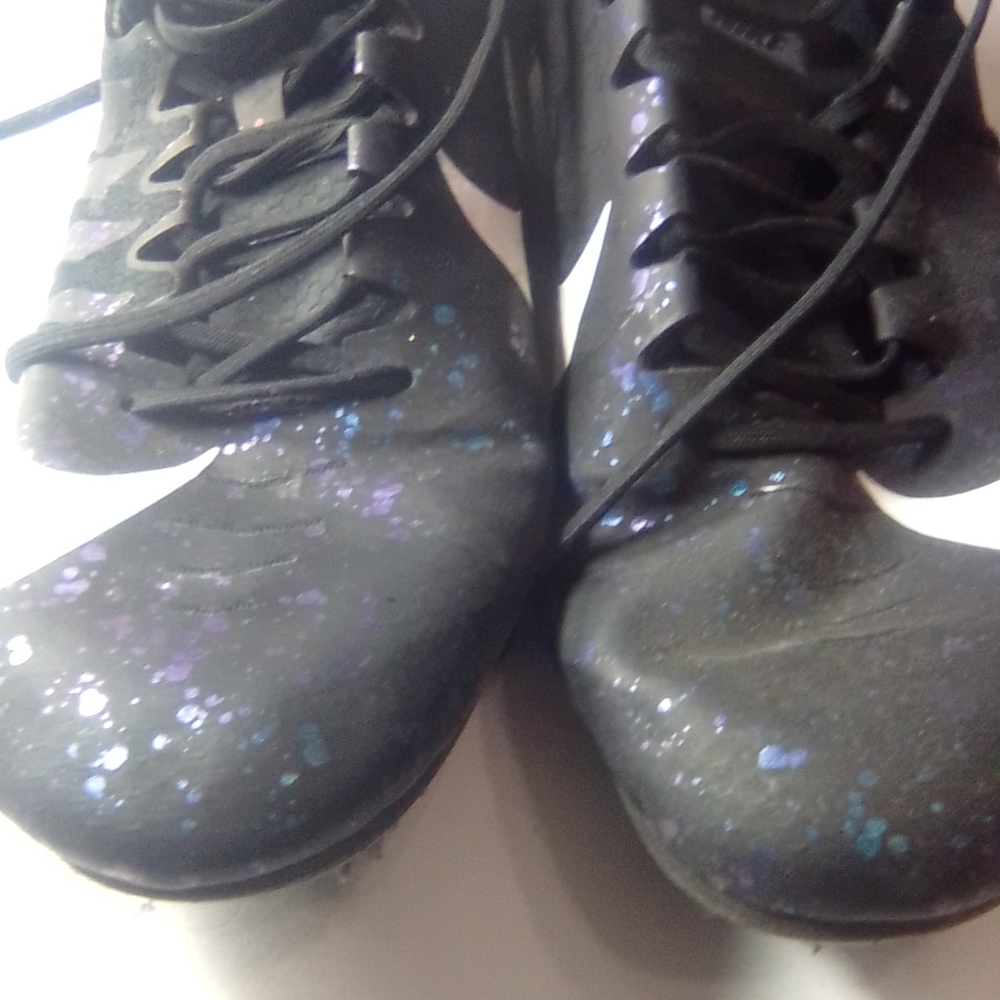 Nike Black and Purple Athletic Shoes Sleek Performance Design